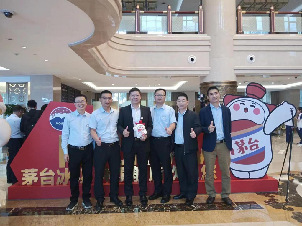 图3：公司党委书记、总经理陈伟峰等一行于发布会现场合影.png